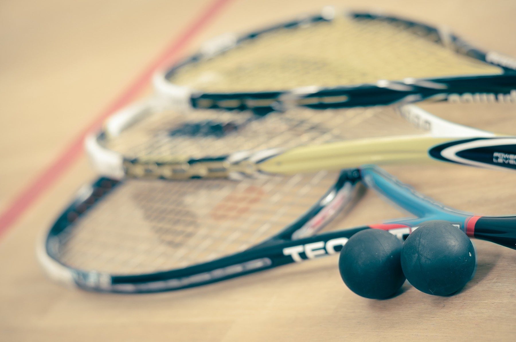 What is squash - squash racquets and balls